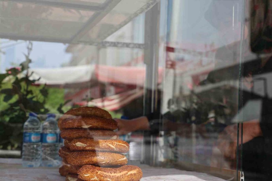 Eşinden Tezgahı Aldı, 17 Yıldır Müşterilerinin ’simitçi Teyzesi’ Oldu