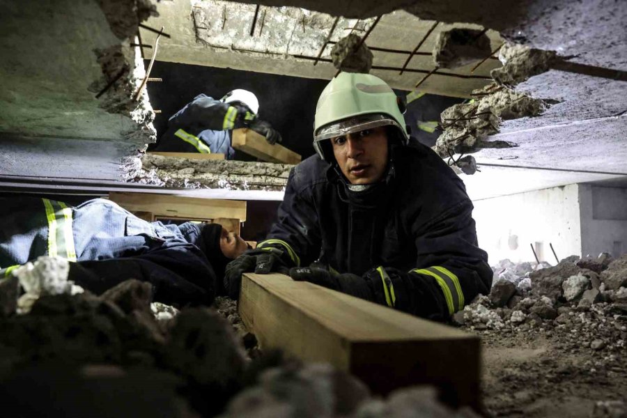 Genç İtfaiyecilere Gerçeği Aratmayan Deprem Eğitim