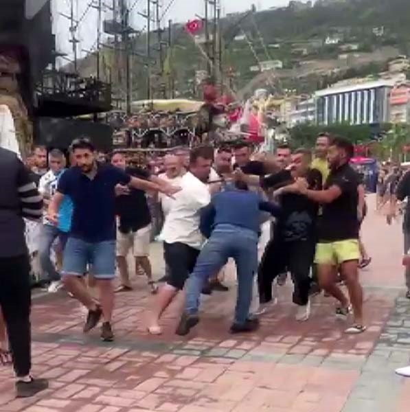 İskeleye Tekne Bağlama Kavgasında Tekmeler Ve Yumruklar Konuştu