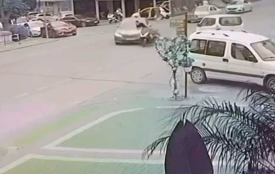 Motosiklet Sürücüsünün Ölümden Döndüğü Anlar Güvenlik Kamerasında