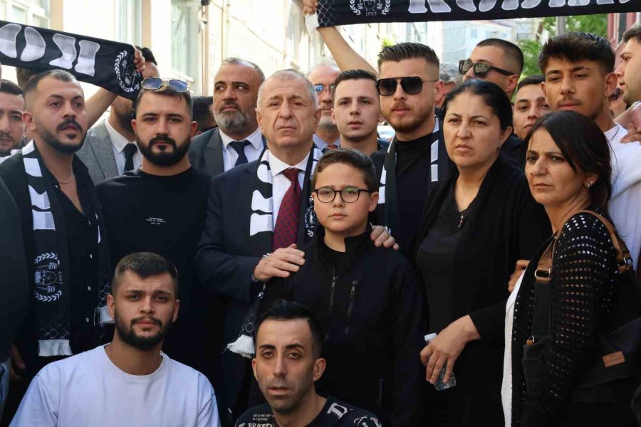 Bıçaklanan Kadını Kurtardıktan Sonra Tutuklanan Gençlere Destek İçin Sevenleri Bir Araya Geldi