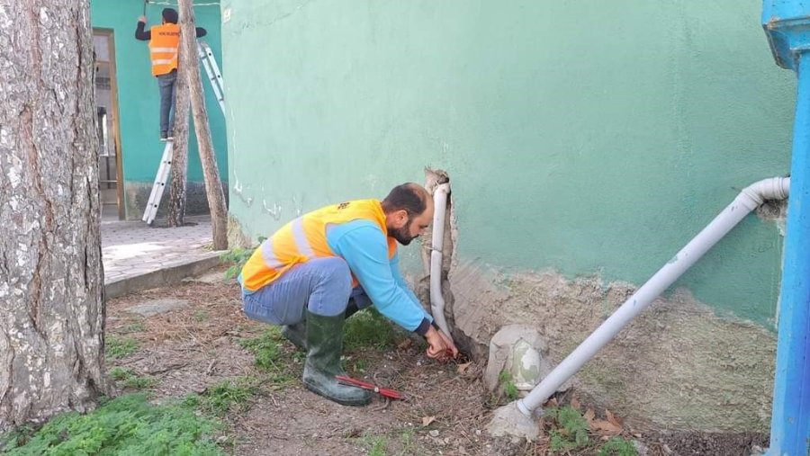 İnönü’de Yabani Ot Temizliği Hız Kesmeden Devam Ediyor