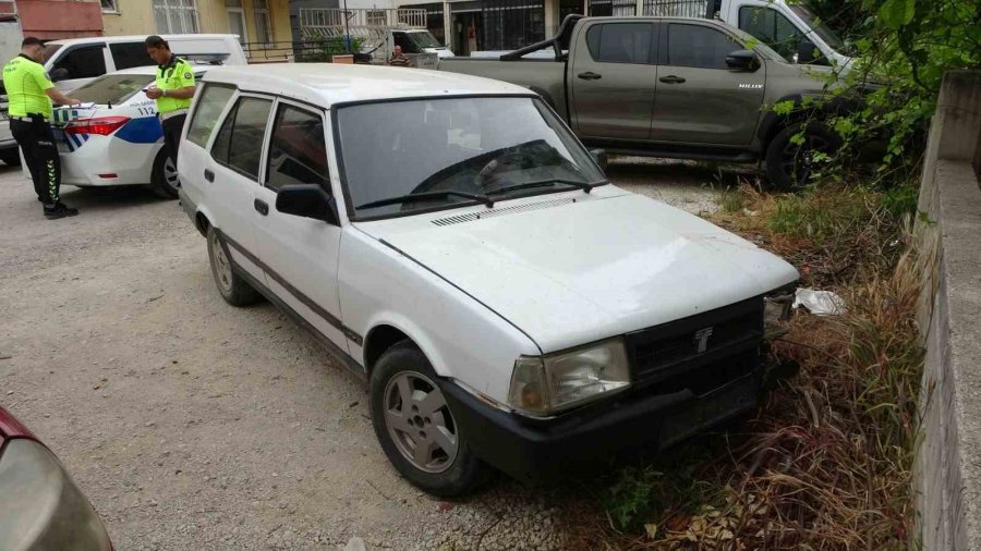 Yaralının Yardımına Koştular Kaçan Otomobilin Altında Kalmaktan Saniyelerle Kurtuldular