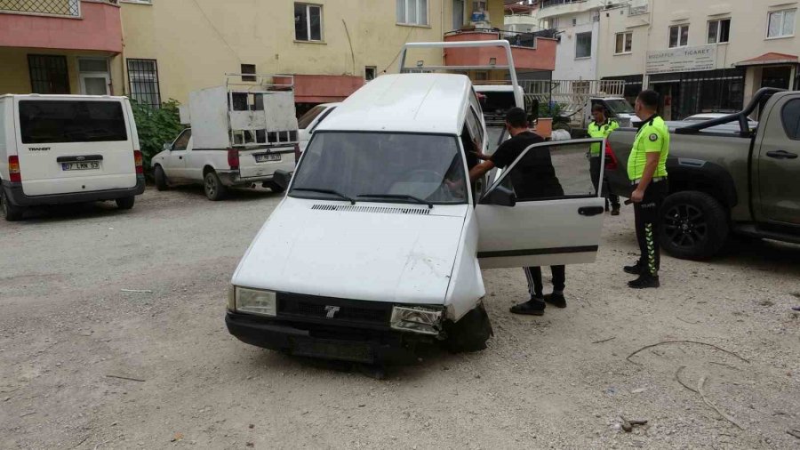 Yaralının Yardımına Koştular Kaçan Otomobilin Altında Kalmaktan Saniyelerle Kurtuldular