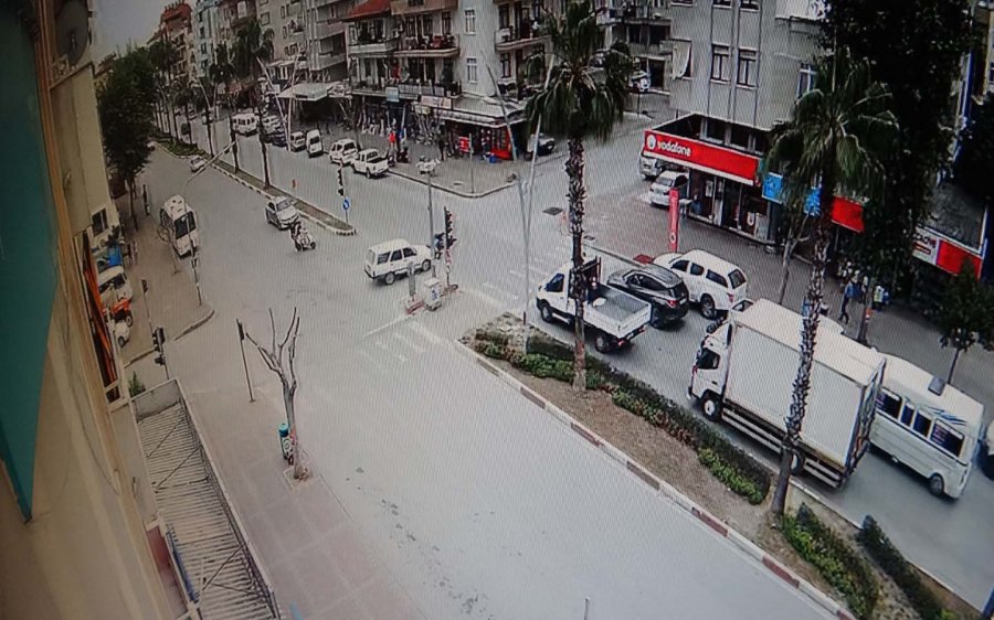 Yaralının Yardımına Koştular Kaçan Otomobilin Altında Kalmaktan Saniyelerle Kurtuldular