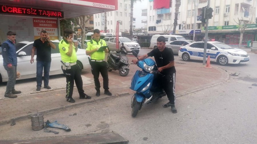 Yaralının Yardımına Koştular Kaçan Otomobilin Altında Kalmaktan Saniyelerle Kurtuldular