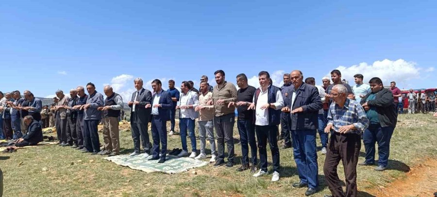 Beyşehir’de Çiftçiler Yağmur Duasına Çıktı