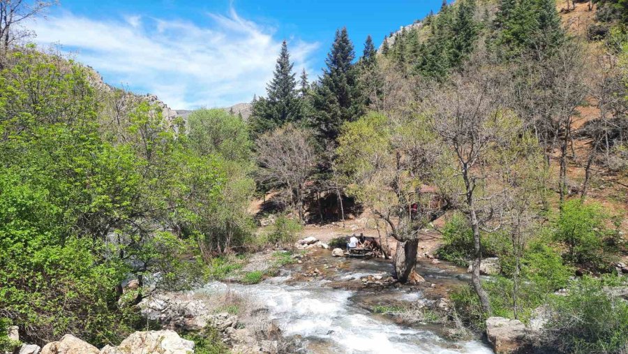 Aygırdibi Şelalesi Ziyaretçilerini Ağırlamaya Başladı