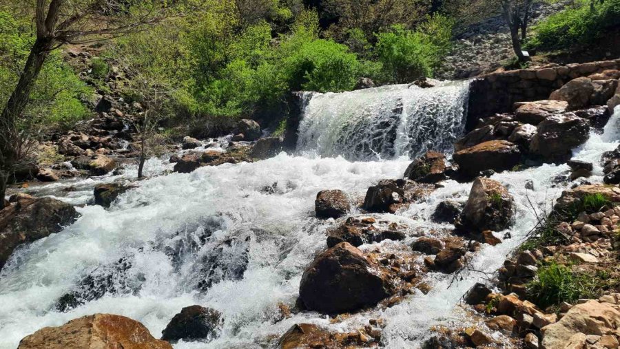 Aygırdibi Şelalesi Ziyaretçilerini Ağırlamaya Başladı