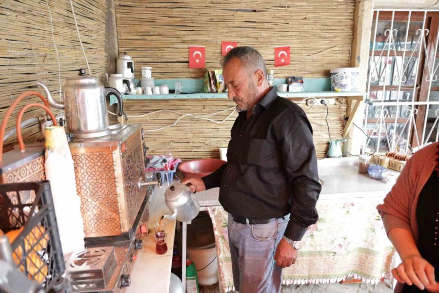 Vasiyeti Bayrak Olan Şehidin Babası Her Yeri Bayrakla Donatıyor