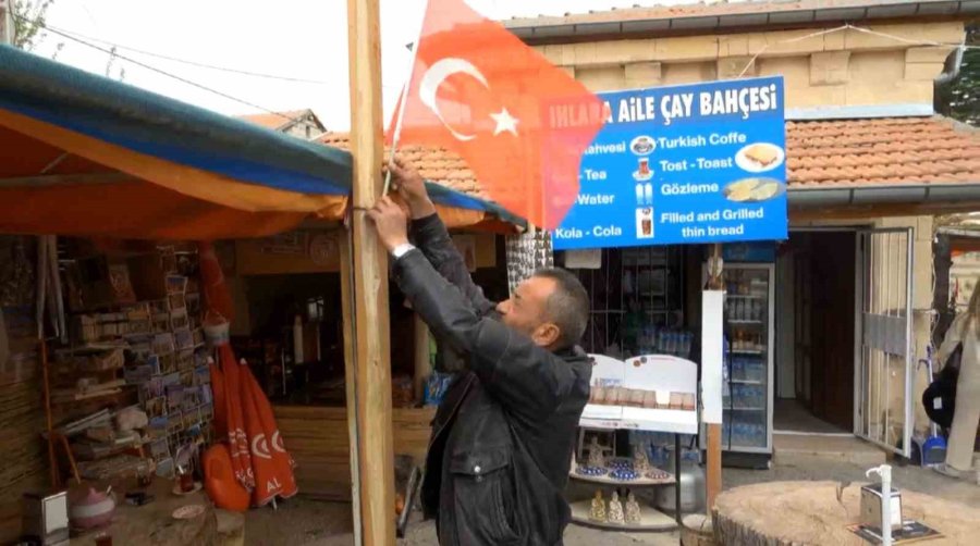 Vasiyeti Bayrak Olan Şehidin Babası Her Yeri Bayrakla Donatıyor