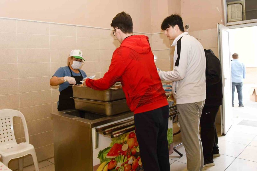 Üniversiteli Öğrencilerden Başkan Ataç’a Teşekkür