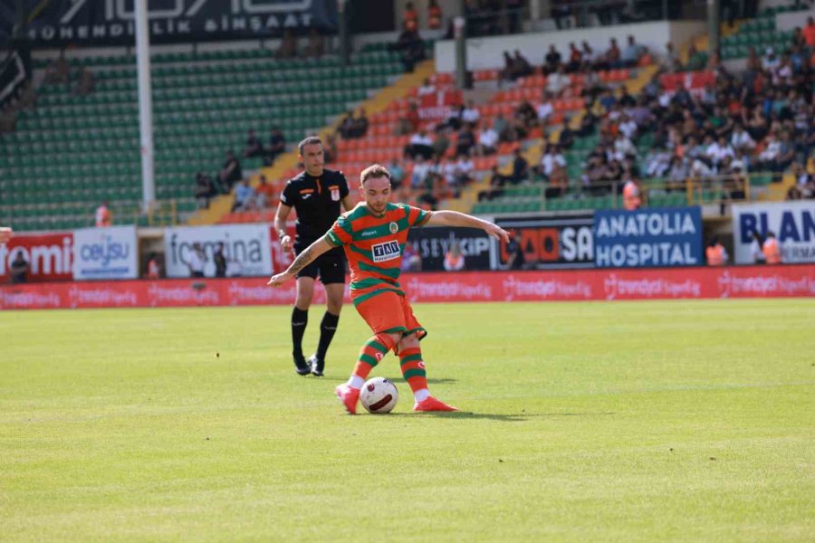 Trendyol Süper Lig: Alanyaspor: 3 - İstanbulspor: 0 (ilk Yarı)