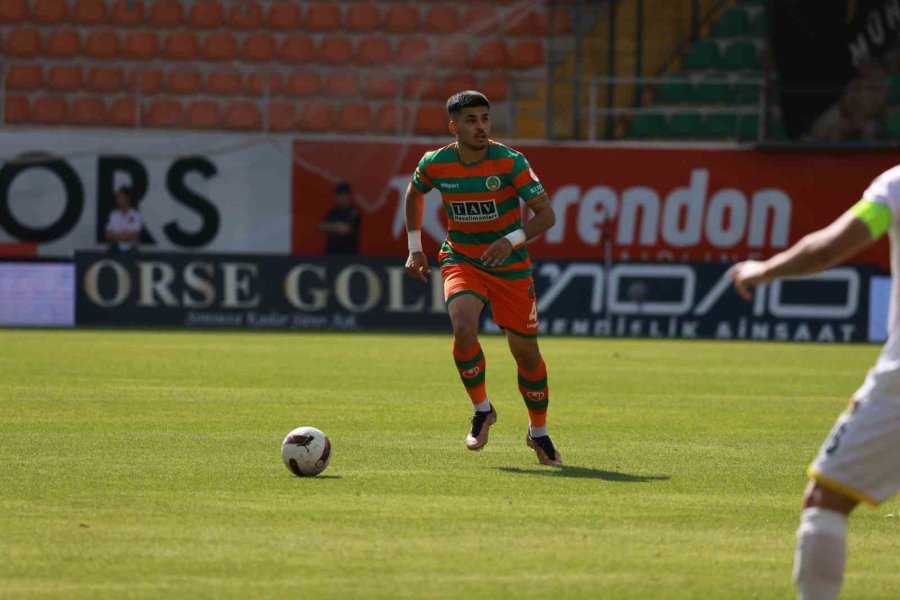 Trendyol Süper Lig: Alanyaspor: 3 - İstanbulspor: 0 (ilk Yarı)