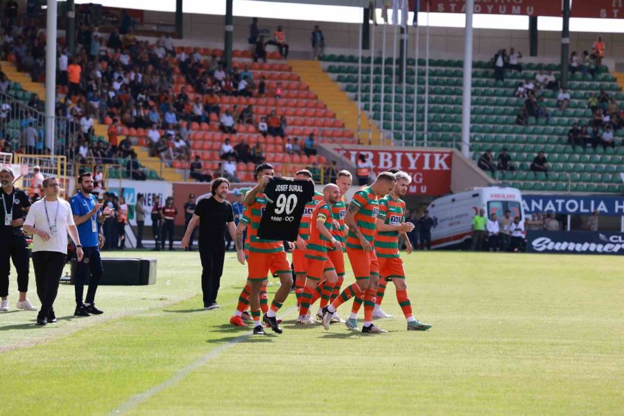 Trendyol Süper Lig: Alanyaspor: 3 - İstanbulspor: 0 (ilk Yarı)
