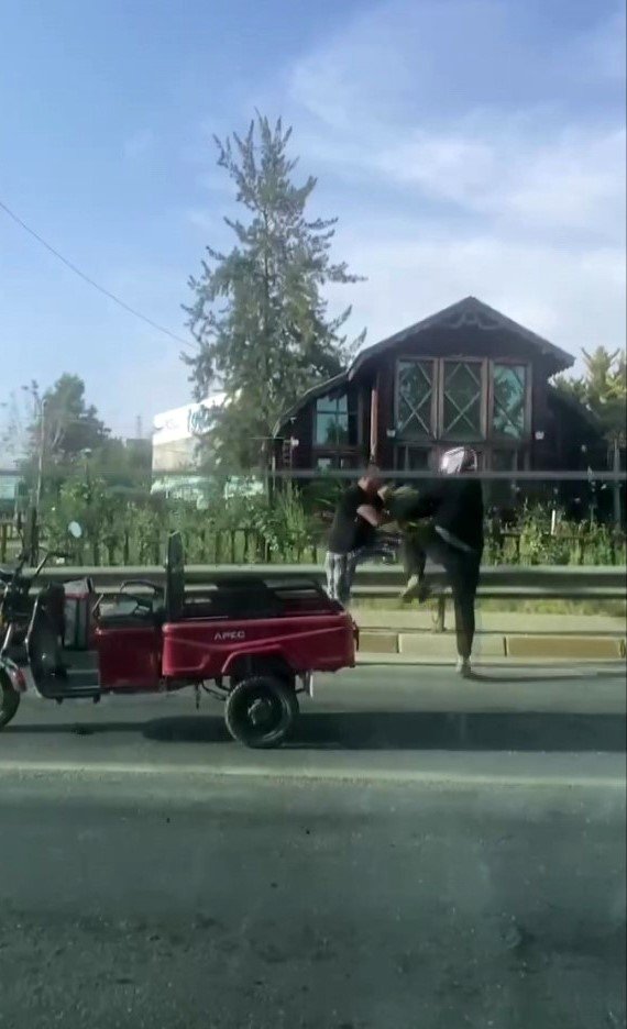 Araçlarını Durdurup Tekme Tokat Kavga Ettiler