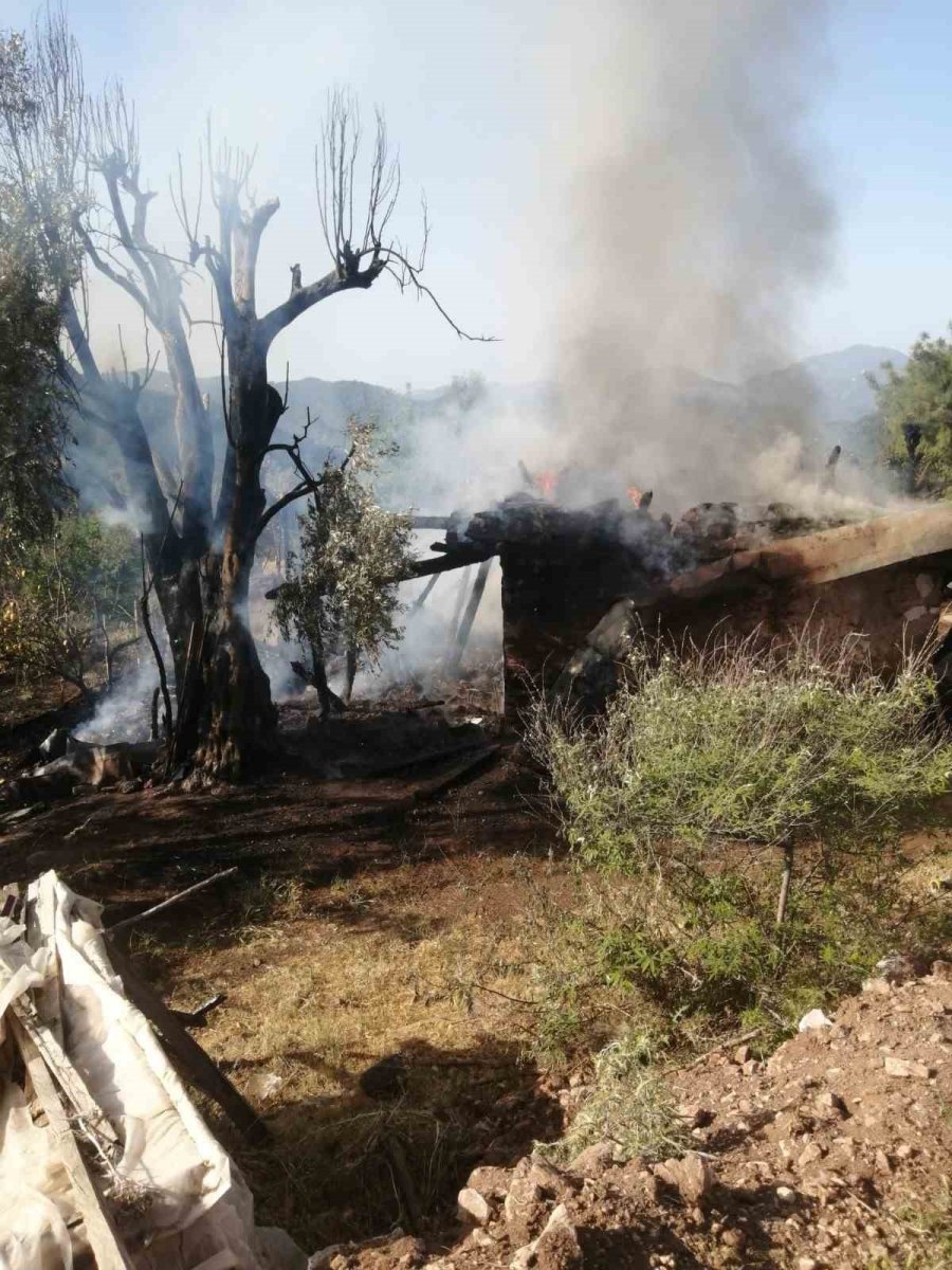 Çıkan Yangında Ev Kullanılamaz Hale Geldi