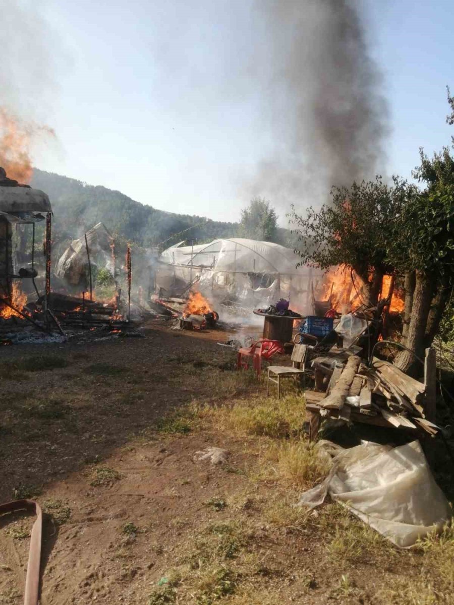 Çıkan Yangında Ev Kullanılamaz Hale Geldi