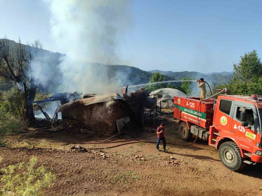 Çıkan Yangında Ev Kullanılamaz Hale Geldi