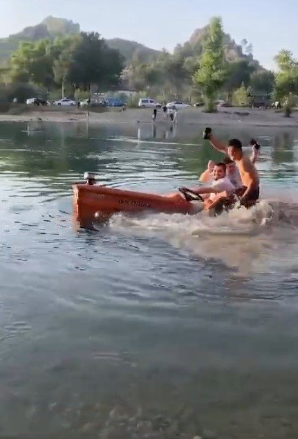 İlk Gören Tekne Sanıyor, Traktör Olduğuna İnanamıyor