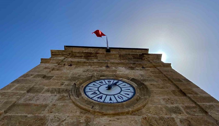 Antalya’da Saat Kulesi’ne Dikilen Bayrağa Yapılan İtiraza Vali Şahin Son Noktayı Koydu