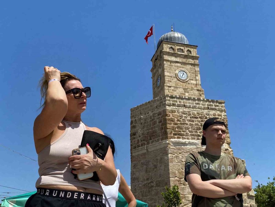 Antalya’da Saat Kulesi’ne Dikilen Bayrağa Yapılan İtiraza Vali Şahin Son Noktayı Koydu