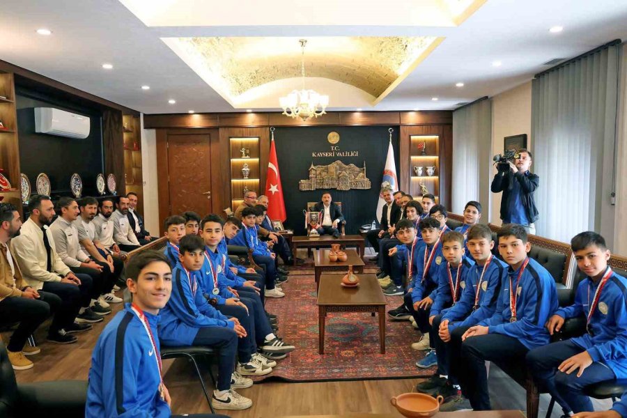 Vali Çiçek’ten Türkiye Şampiyonu Takıma 100 Bin Lira Ödül
