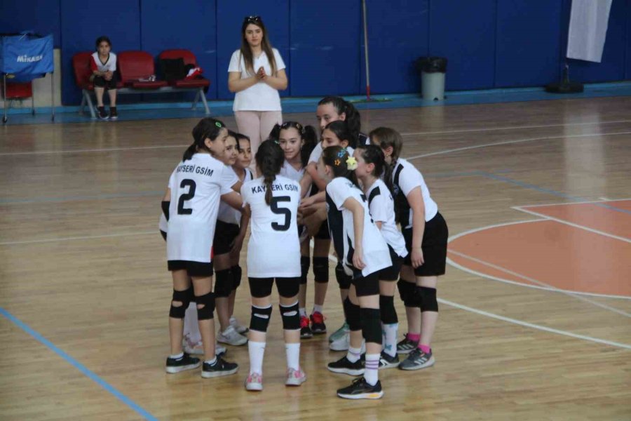 Mini Voleybol Şenliği Başladı