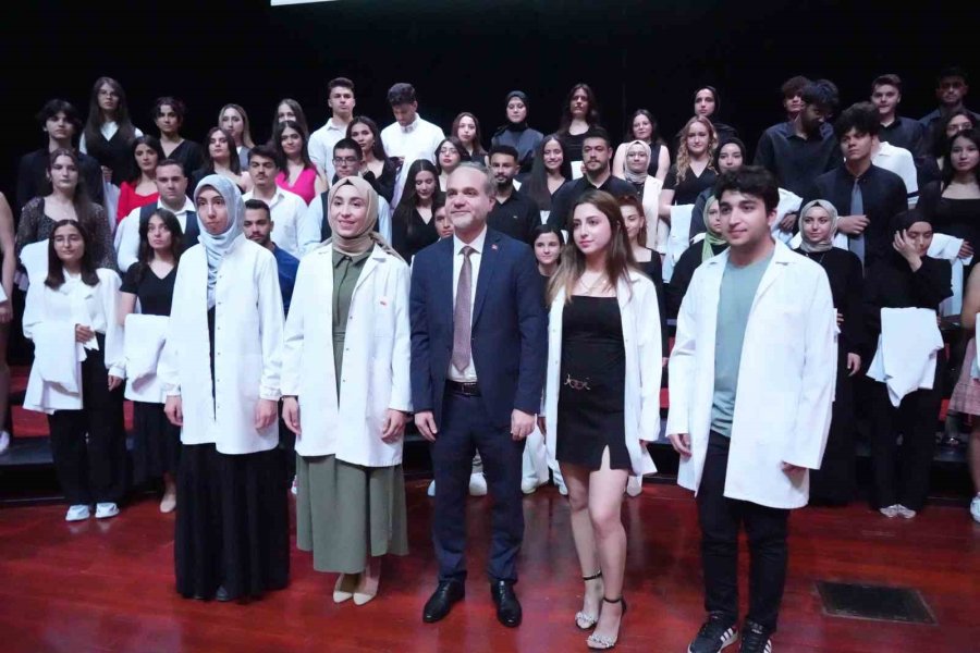 Niğde Ömer Halisdemir Üniversitesi’nde 225 Tıp Öğrencisi Beyaz Önlük Giydi