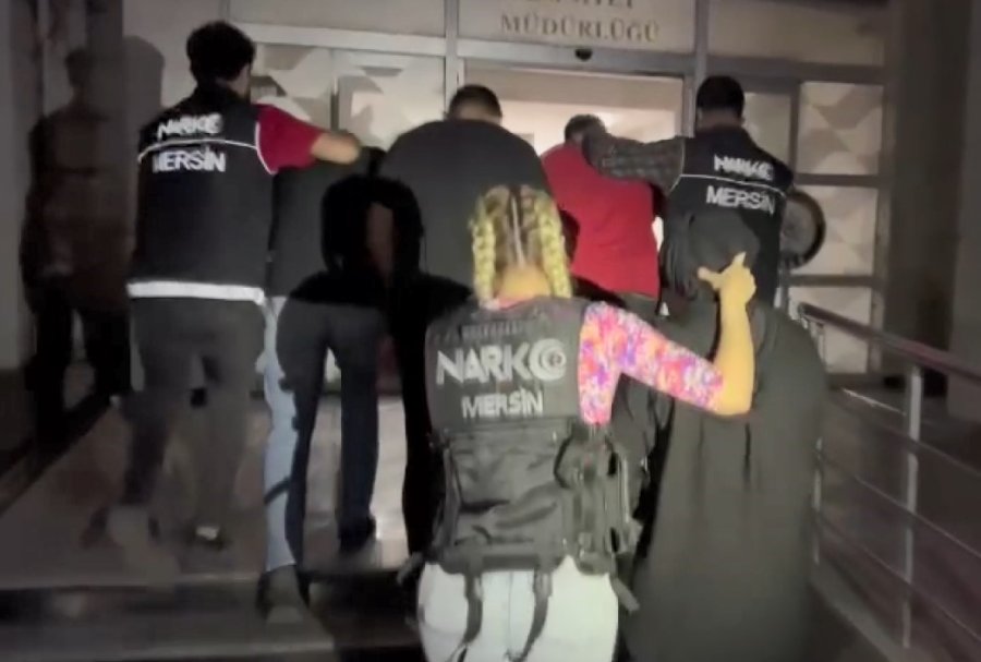 Mersin’de Uyuşturucu Operasyonu: Paket Paket Eroin Çıktı, 4 Kişi Yakalandı