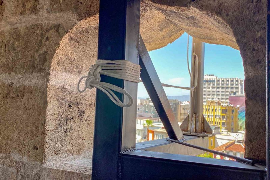 Antalya’da Saat Kulesi’ne Dikilen Bayrağa Yapılan İtiraza Vali Şahin Son Noktayı Koydu