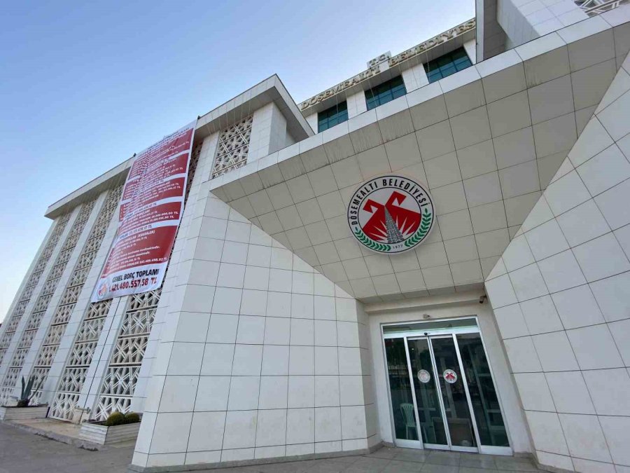 Antalya’da Chp’li Belediye, Önceki Chp’li Yönetimin Borçlarını Belediye Binasına Astı