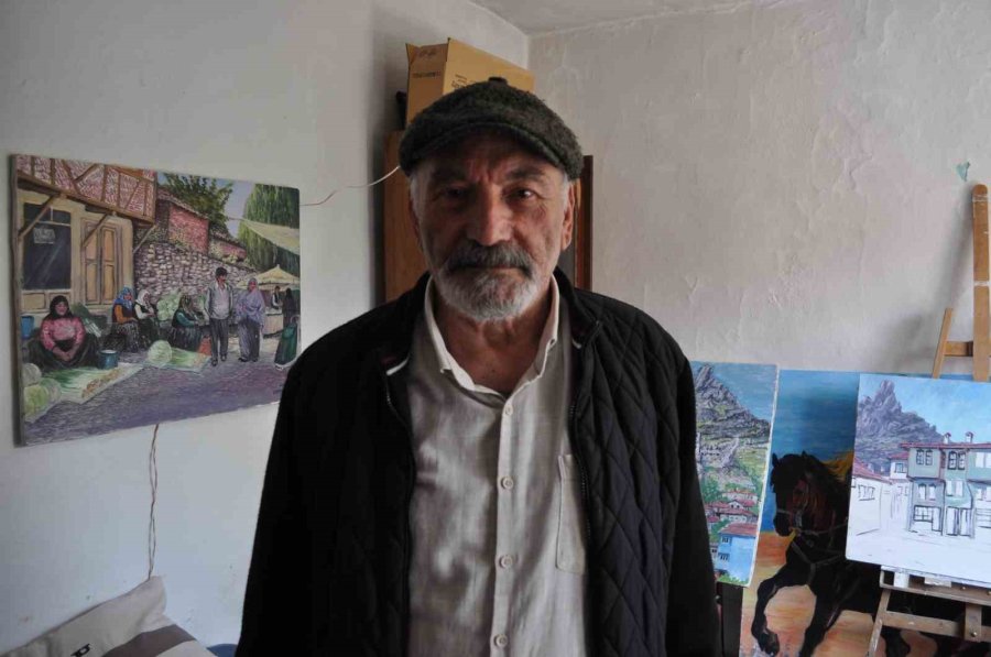 30 Yıl İçerisinde 400’den Fazla Yaptığı Resimle Evini Atölyeye Çevirdi