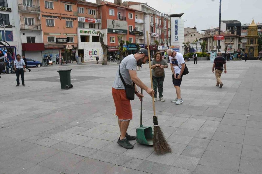 Belediye İşçilerinin Yerine Süpürgelerle Temizlik Yaptılar