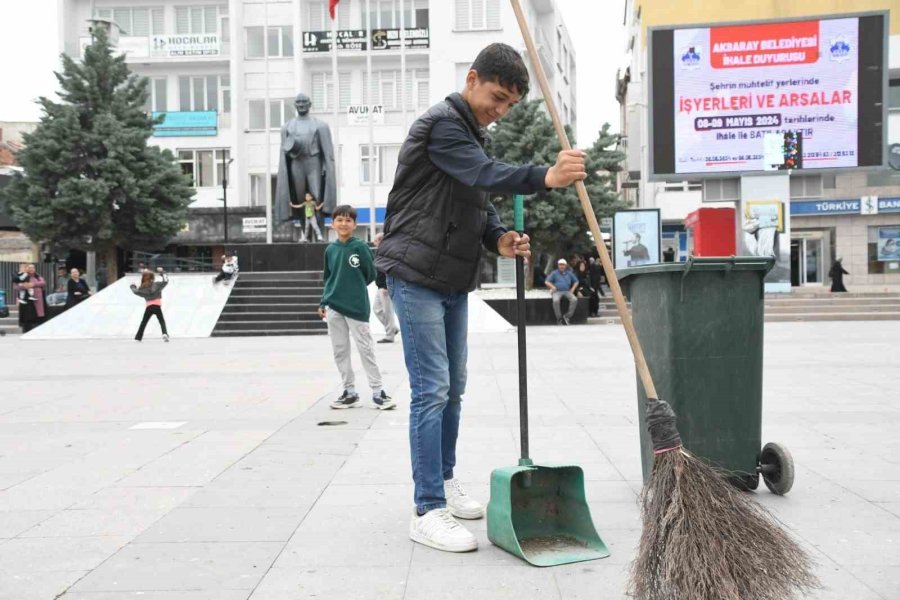 Belediye İşçilerinin Yerine Süpürgelerle Temizlik Yaptılar