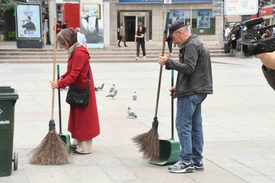 Belediye İşçilerinin Yerine Süpürgelerle Temizlik Yaptılar