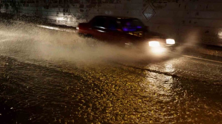 Şiddetli Yağış Aksaray’da Sele Neden Oldu