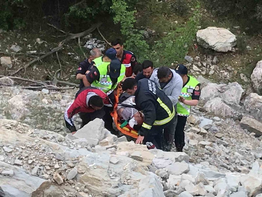 100 Metrelik Uçuruma Yuvarlanan Sürücü İçin Ekipler Seferber Oldu