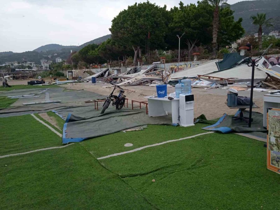 Alanya Sahilindeki Barakalar Yıkıldı