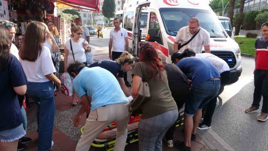 Dakikalarca Bekledi, Son Adımında Otomobilin Altında Kaldı