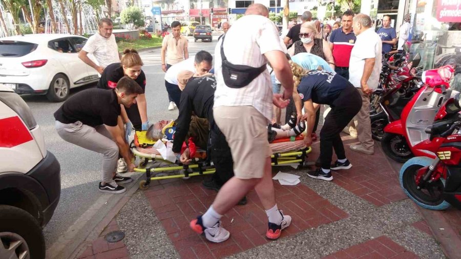 Dakikalarca Bekledi, Son Adımında Otomobilin Altında Kaldı