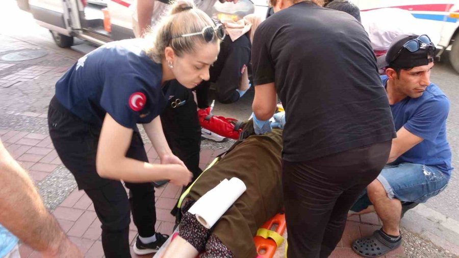 Dakikalarca Bekledi, Son Adımında Otomobilin Altında Kaldı