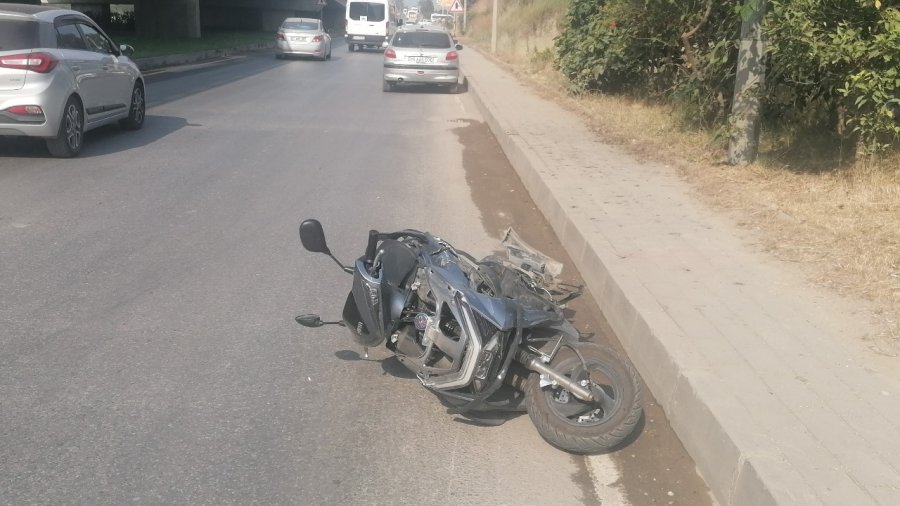 Otomobille Çarpışan Motosiklet Sürücüsü Yaralandı