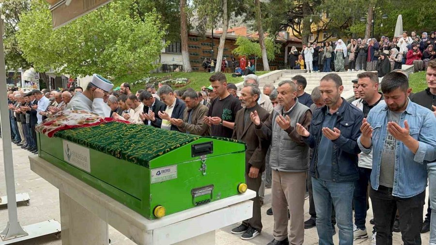 Kamyonetin Çarpması Sonucu Hayatını Kaybeden Üniversite Öğrencisi Toprağa Verildi