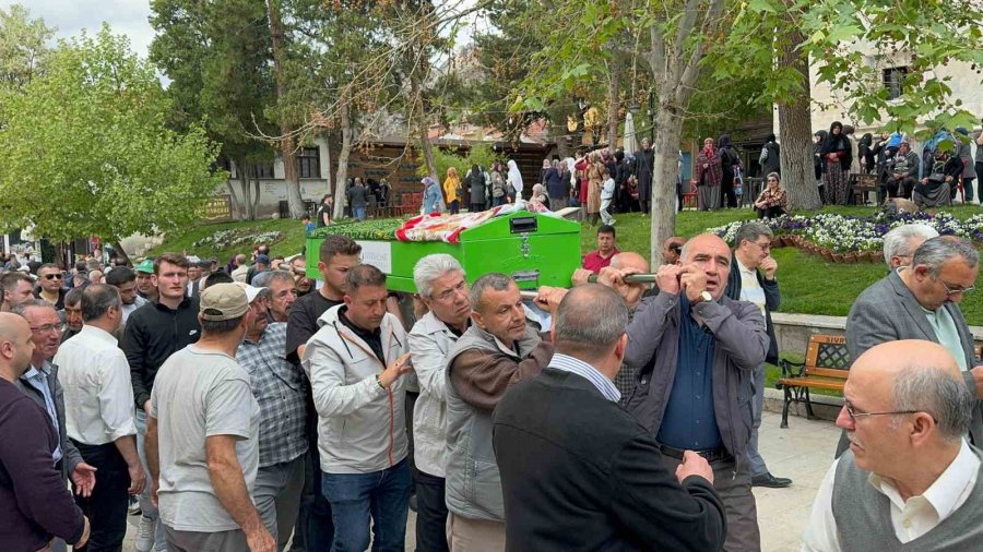 Kamyonetin Çarpması Sonucu Hayatını Kaybeden Üniversite Öğrencisi Toprağa Verildi