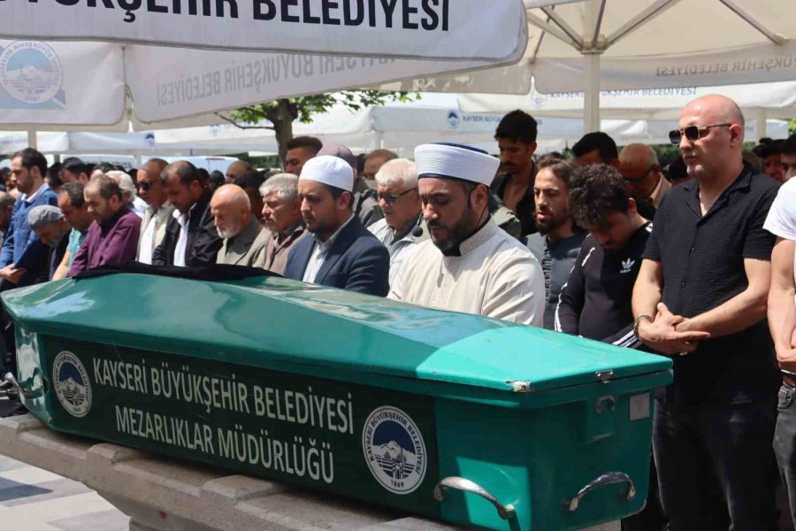 Canlı Yayın Yaparken Kamyon Çarpması Sonucu Hayatını Kaybeden Sosyal Medya Fenomeni Toprağa Verildi