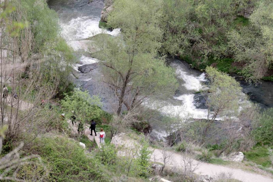 Volkanik Patlamadan Doğan Melendiz Çayının İçerisinden Aktığı Ihlara Vadisi Göz Kamaştırıyor