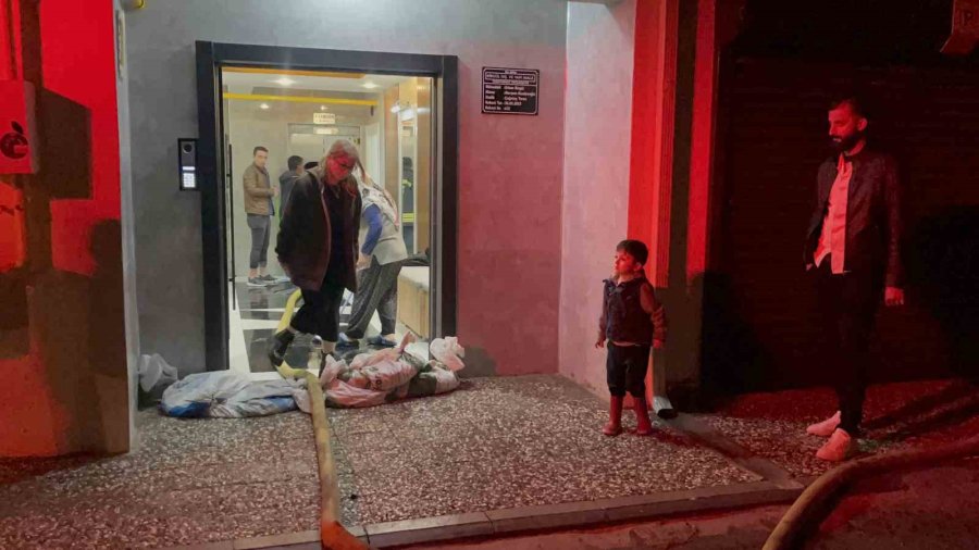 Eskişehir’de Sağanak Nedeniyle Yollar Göle Döndü, Giriş Katları Su Bastı