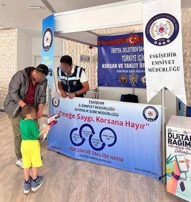 Polis Ekipleri Kitap Fuarında Vatandaşları Bilgilendiriyor