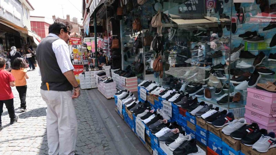 Eskişehir’de Yazlık Ayakkabılar Raflarda Yerini Aldı